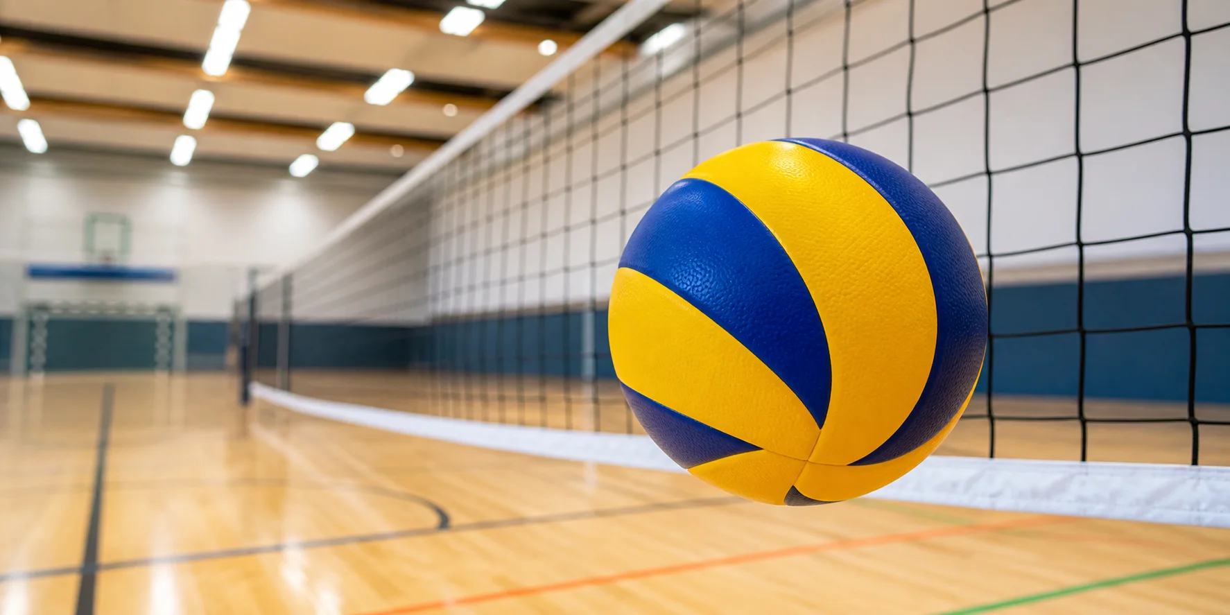 Blau-gelber Hallenvolleyball vor einem Netz in einer Sporthalle